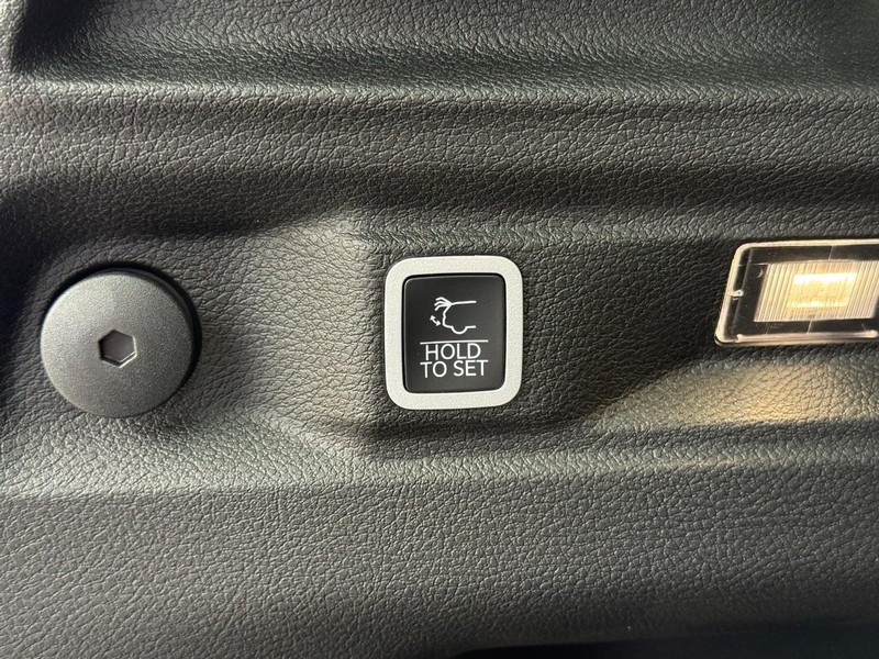 Jeep Grand Cherokee L Vehicle Full-screen Gallery Image 8