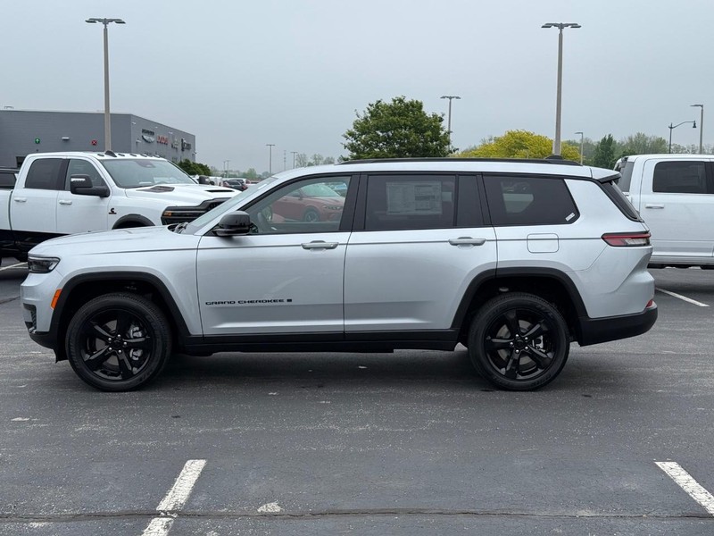 Jeep Grand Cherokee L Vehicle Full-screen Gallery Image 9