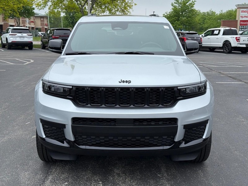 Jeep Grand Cherokee L Vehicle Full-screen Gallery Image 11