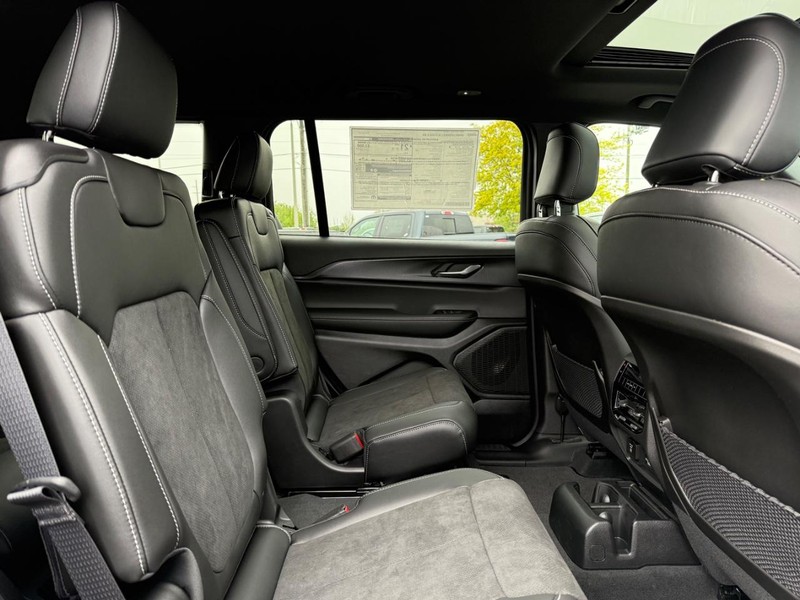 Jeep Grand Cherokee L Vehicle Full-screen Gallery Image 12