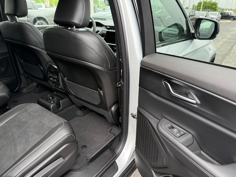 Jeep Grand Cherokee L Vehicle Full-screen Gallery Image 13