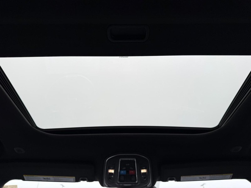 Jeep Grand Cherokee L Vehicle Full-screen Gallery Image 15