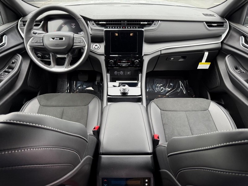 Jeep Grand Cherokee L Vehicle Full-screen Gallery Image 16