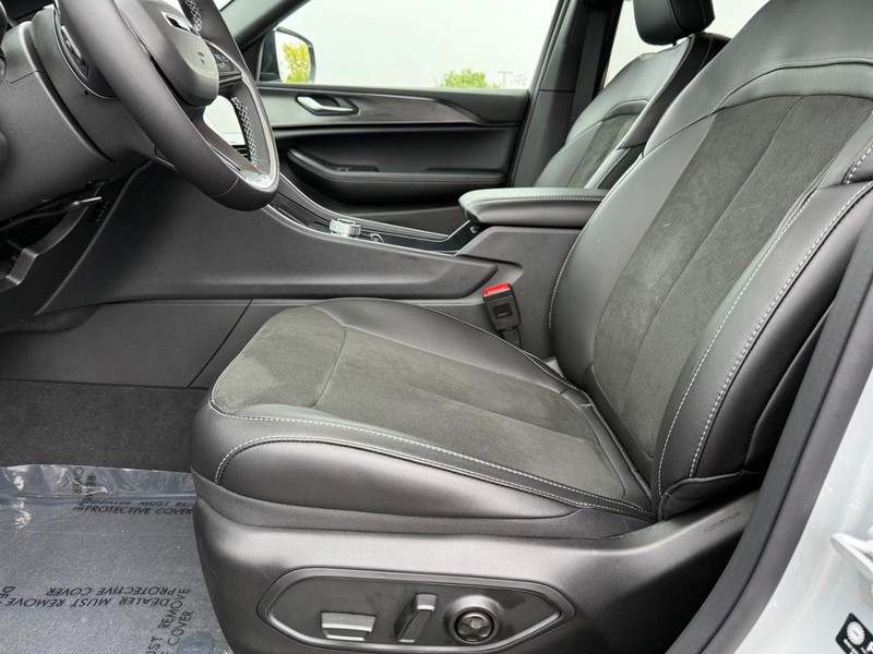 Jeep Grand Cherokee L Vehicle Full-screen Gallery Image 21