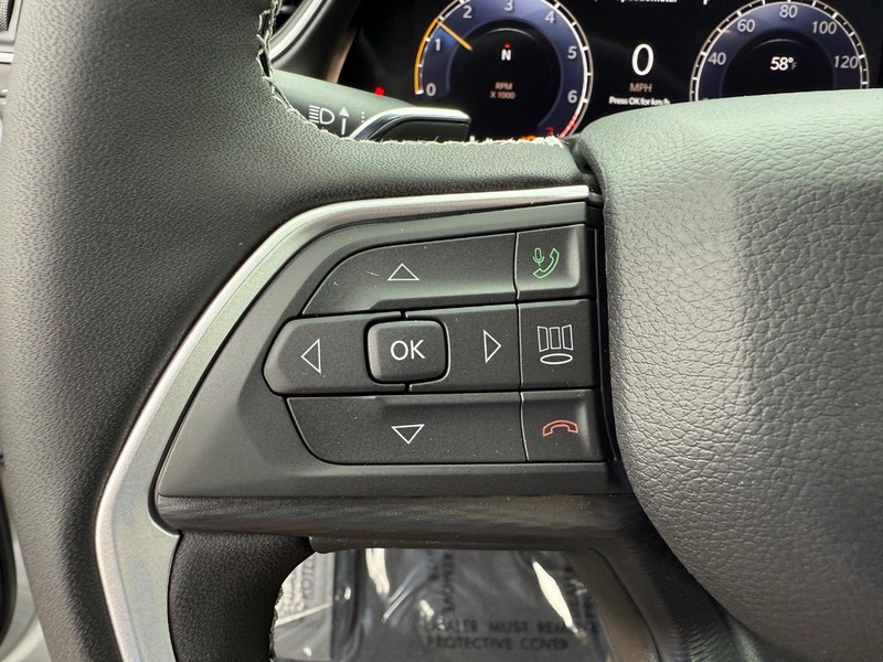 Jeep Grand Cherokee L Vehicle Full-screen Gallery Image 23