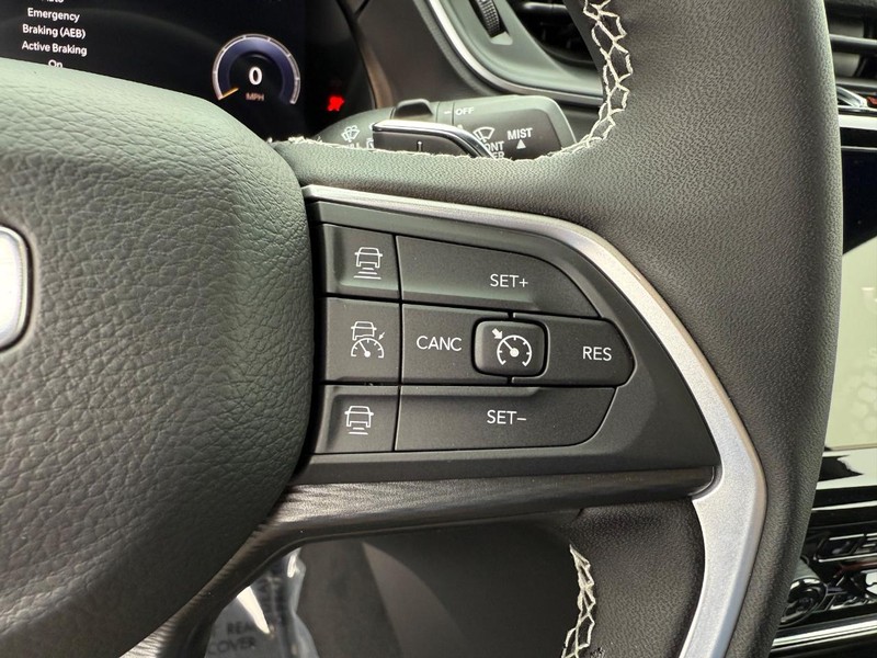 Jeep Grand Cherokee L Vehicle Full-screen Gallery Image 24