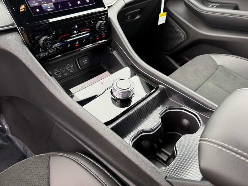 Jeep Grand Cherokee L Vehicle Full-screen Gallery Image 30