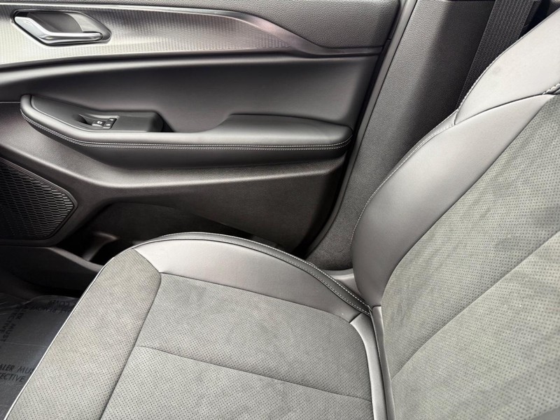 Jeep Grand Cherokee L Vehicle Full-screen Gallery Image 31