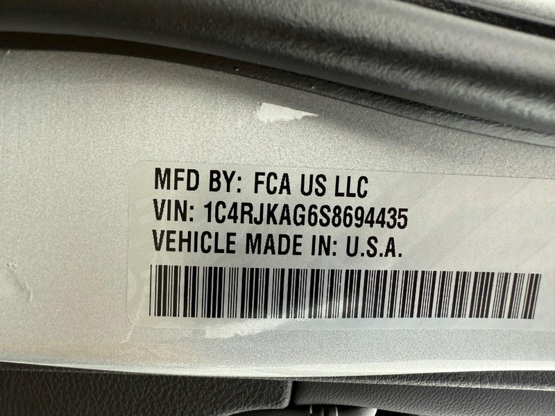 Jeep Grand Cherokee L Vehicle Full-screen Gallery Image 36