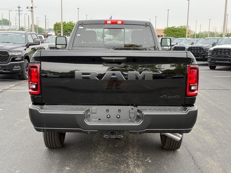 Ram 2500 Vehicle Full-screen Gallery Image 4