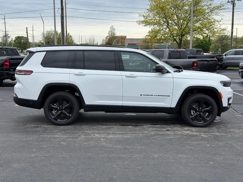 Jeep Grand Cherokee L Vehicle Full-screen Gallery Image 2