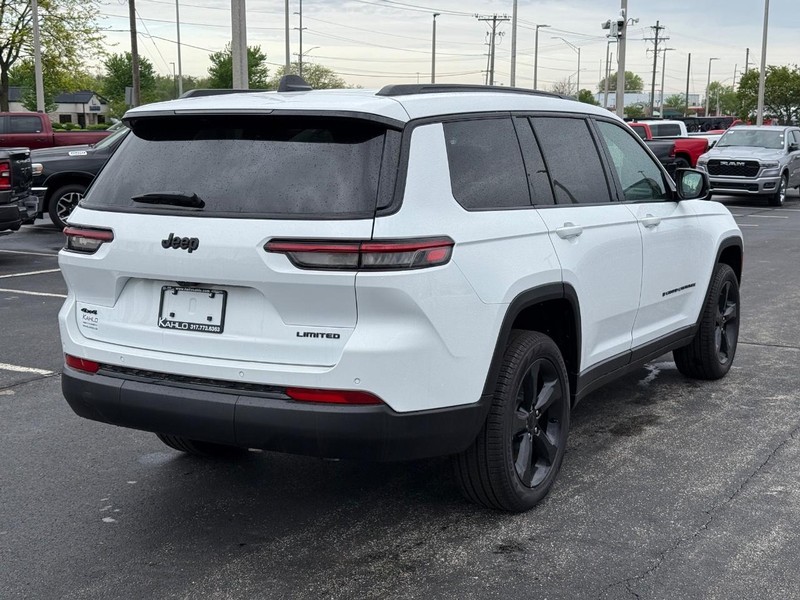 Jeep Grand Cherokee L Vehicle Full-screen Gallery Image 3