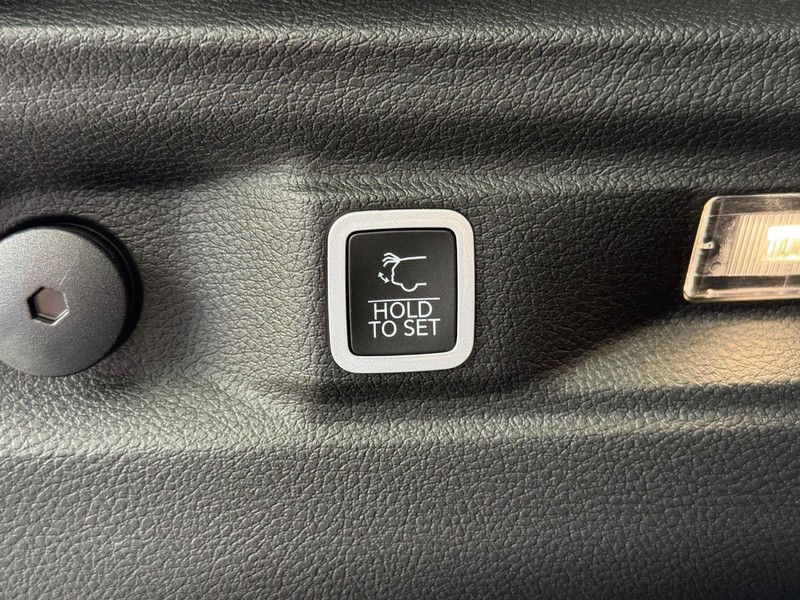 Jeep Grand Cherokee L Vehicle Full-screen Gallery Image 8