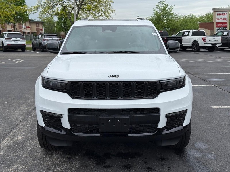 Jeep Grand Cherokee L Vehicle Full-screen Gallery Image 11