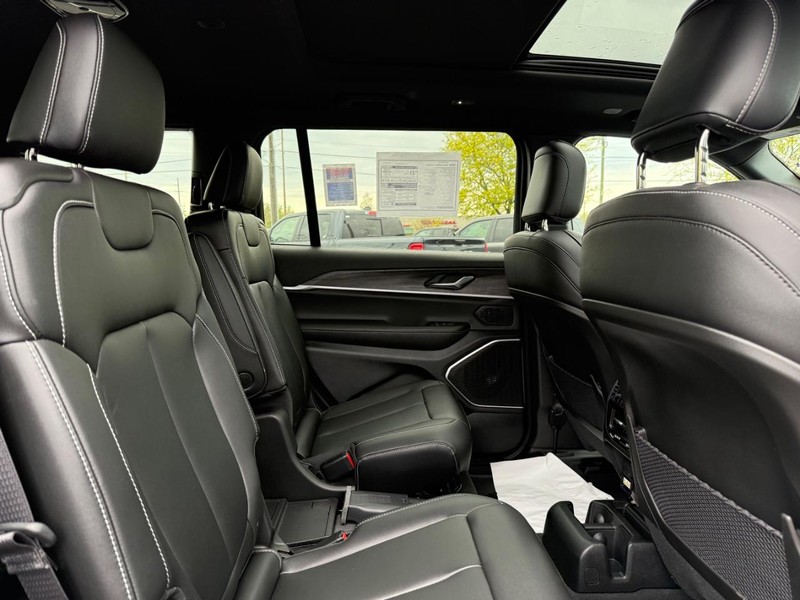 Jeep Grand Cherokee L Vehicle Full-screen Gallery Image 12