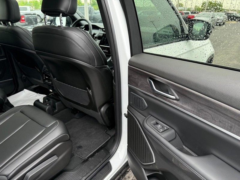 Jeep Grand Cherokee L Vehicle Full-screen Gallery Image 13