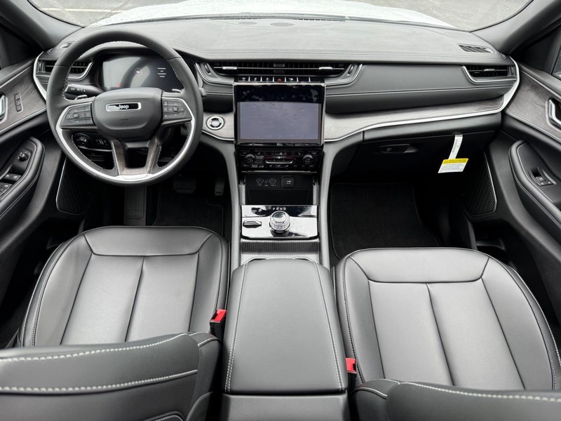 Jeep Grand Cherokee L Vehicle Full-screen Gallery Image 16