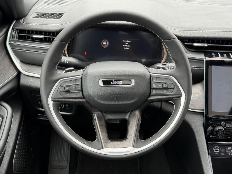 Jeep Grand Cherokee L Vehicle Full-screen Gallery Image 17