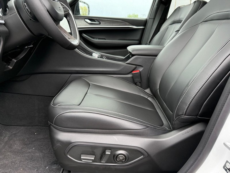 Jeep Grand Cherokee L Vehicle Full-screen Gallery Image 21