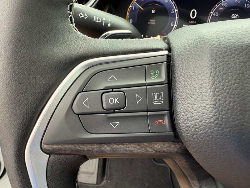 Jeep Grand Cherokee L Vehicle Full-screen Gallery Image 23