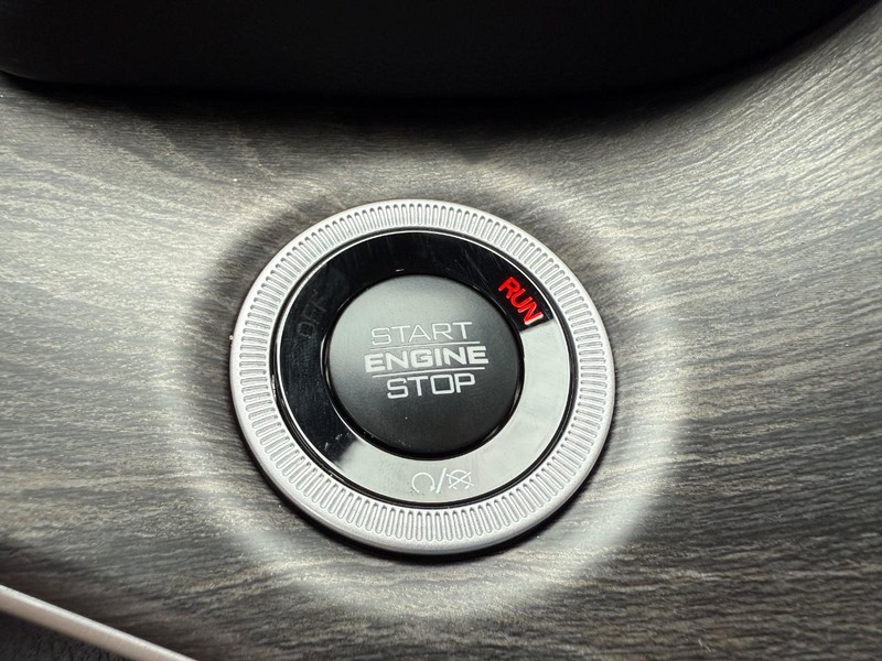 Jeep Grand Cherokee L Vehicle Full-screen Gallery Image 25