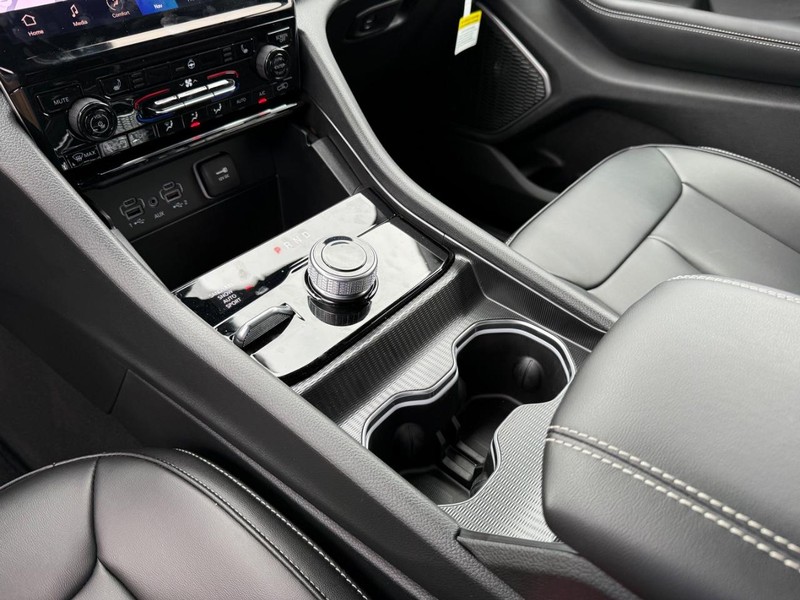 Jeep Grand Cherokee L Vehicle Full-screen Gallery Image 30