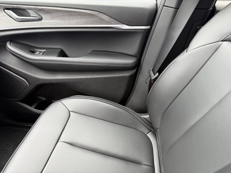 Jeep Grand Cherokee L Vehicle Full-screen Gallery Image 31