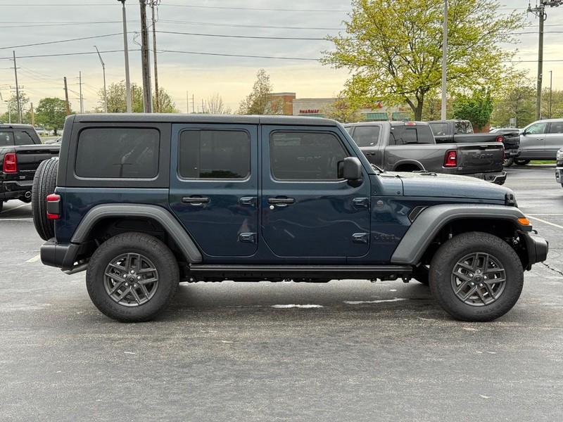Jeep Wrangler Vehicle Full-screen Gallery Image 2