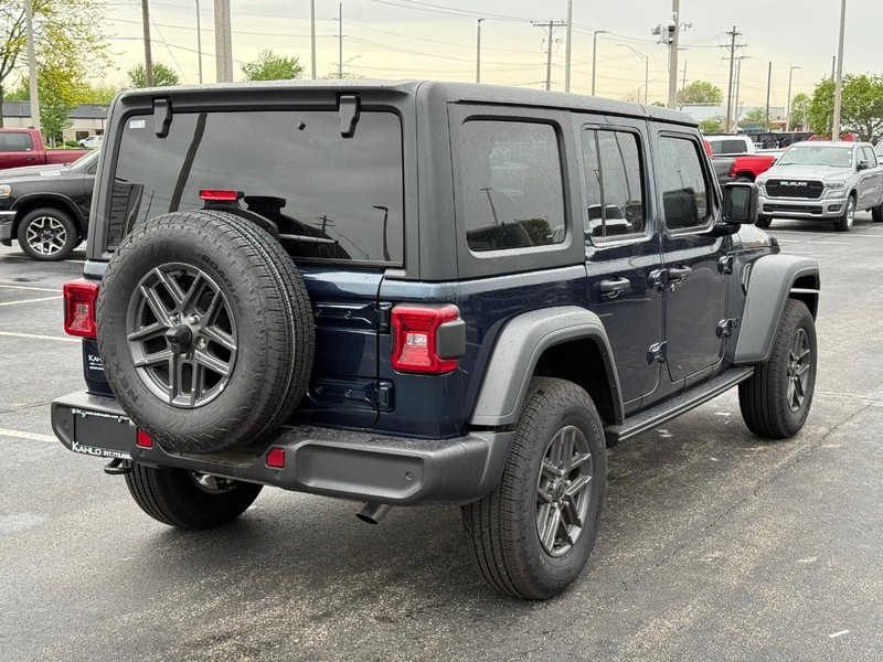 Jeep Wrangler Vehicle Full-screen Gallery Image 3