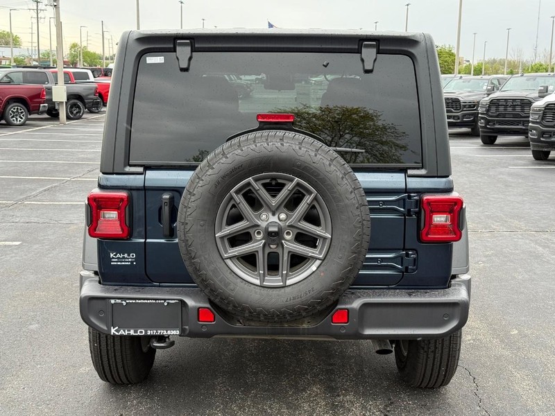 Jeep Wrangler Vehicle Full-screen Gallery Image 4