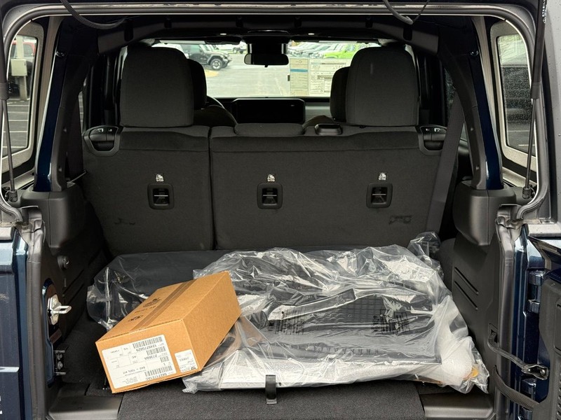 Jeep Wrangler Vehicle Full-screen Gallery Image 7