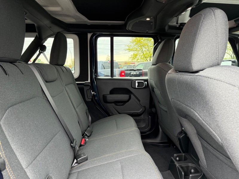 Jeep Wrangler Vehicle Full-screen Gallery Image 11