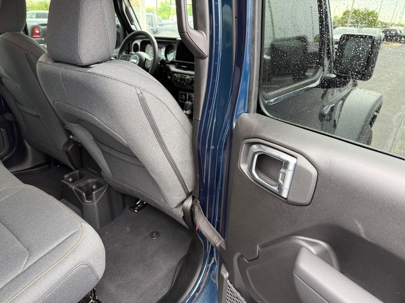 Jeep Wrangler Vehicle Full-screen Gallery Image 12