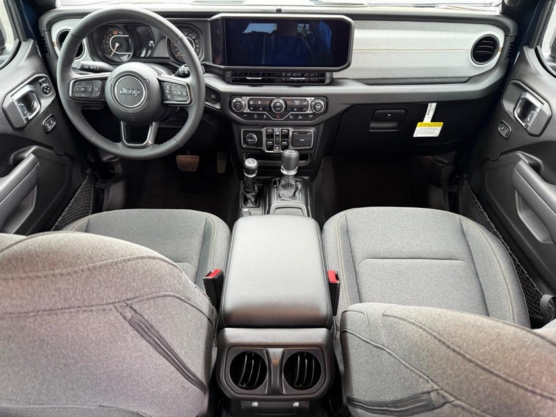 Jeep Wrangler Vehicle Full-screen Gallery Image 13