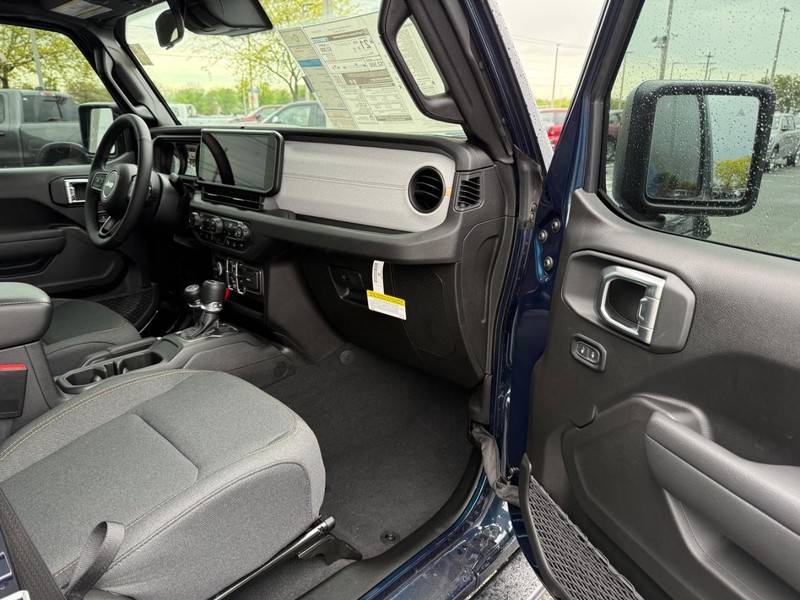 Jeep Wrangler Vehicle Full-screen Gallery Image 15