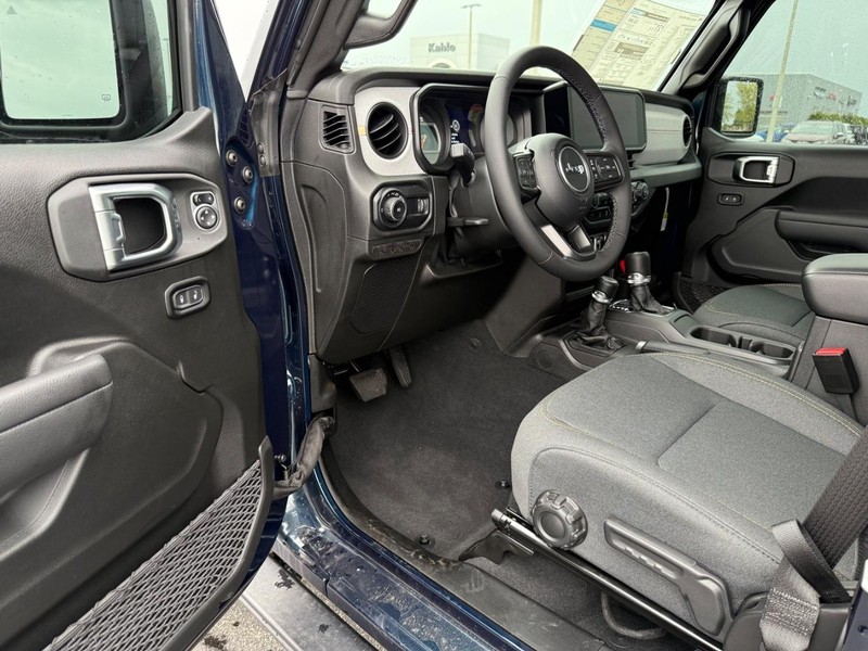 Jeep Wrangler Vehicle Full-screen Gallery Image 17