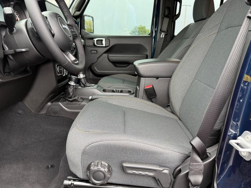 Jeep Wrangler Vehicle Full-screen Gallery Image 18