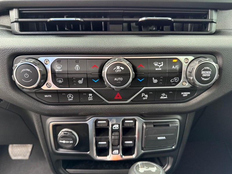 Jeep Wrangler Vehicle Full-screen Gallery Image 26