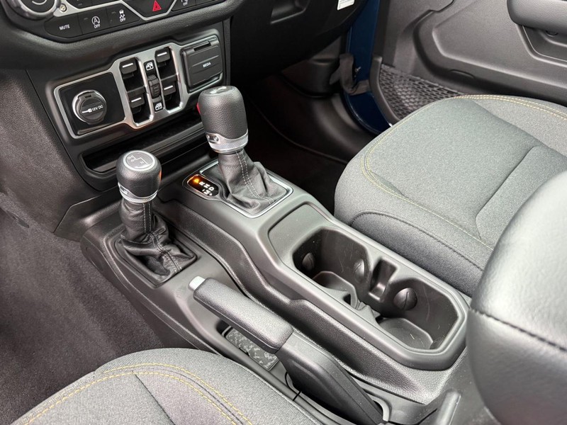 Jeep Wrangler Vehicle Full-screen Gallery Image 27