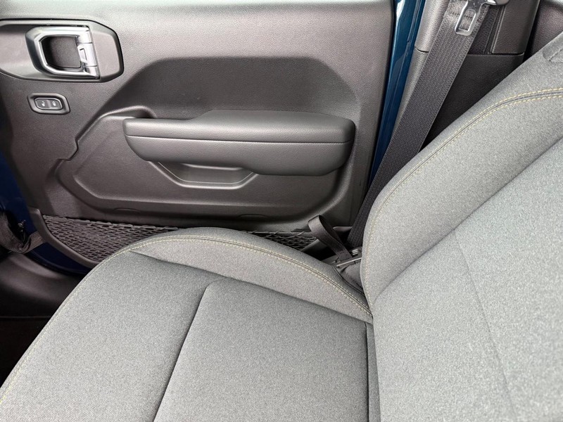 Jeep Wrangler Vehicle Full-screen Gallery Image 28