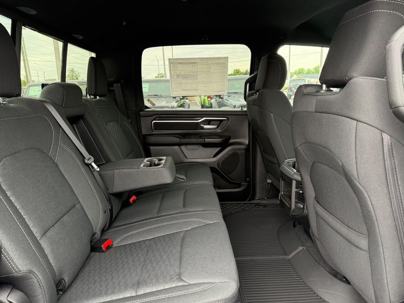 Ram 1500 Vehicle Full-screen Gallery Image 11