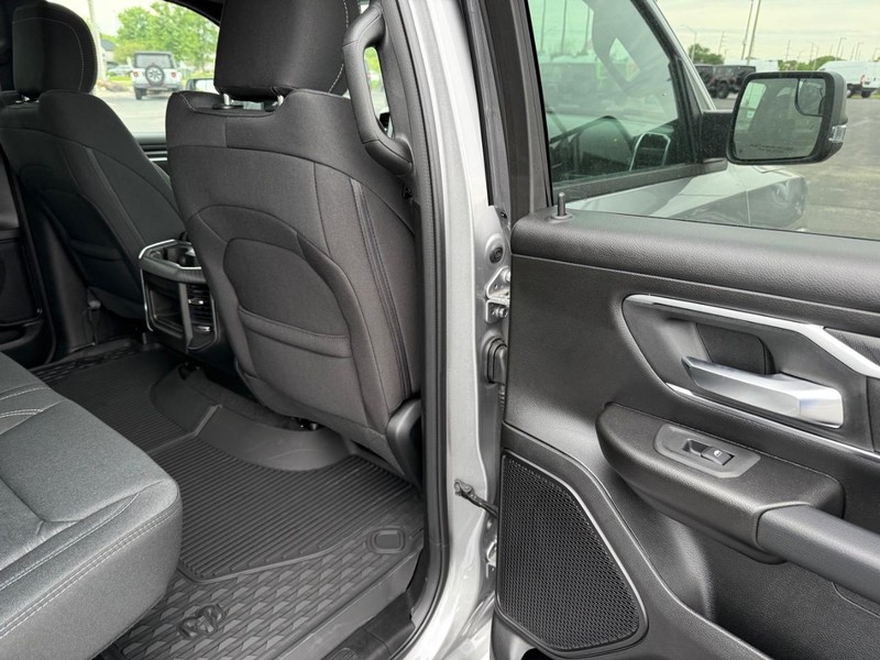 Ram 1500 Vehicle Full-screen Gallery Image 12