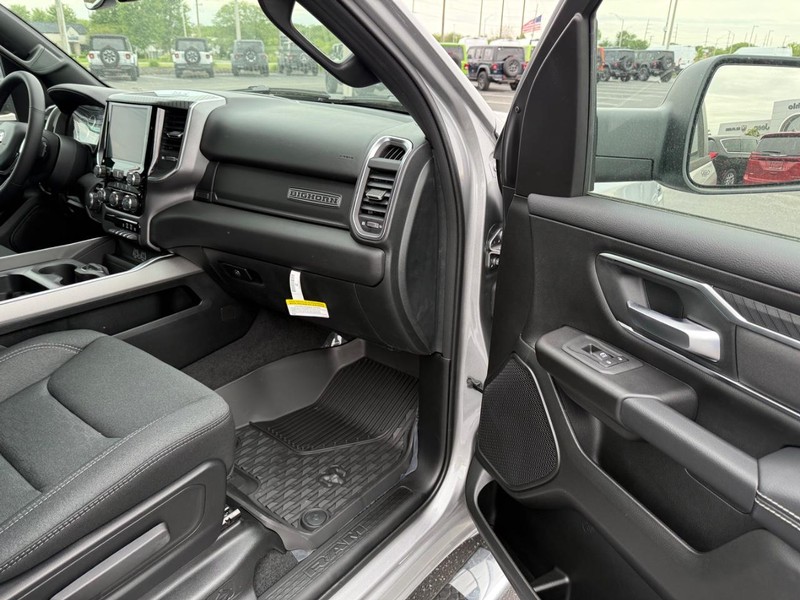 Ram 1500 Vehicle Full-screen Gallery Image 15