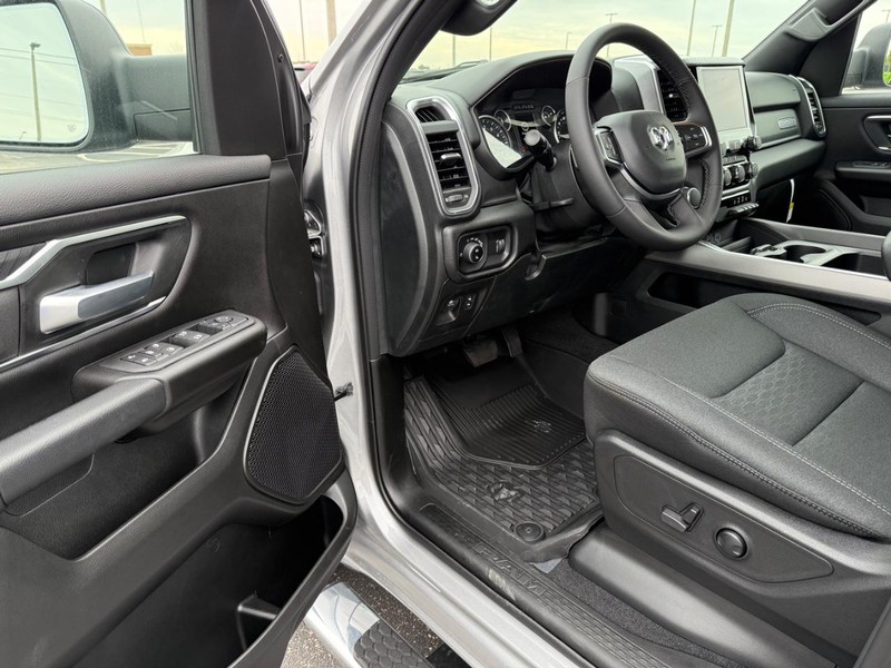 Ram 1500 Vehicle Full-screen Gallery Image 17