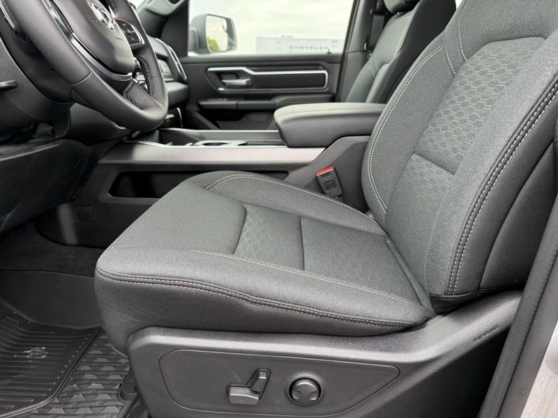 Ram 1500 Vehicle Full-screen Gallery Image 18