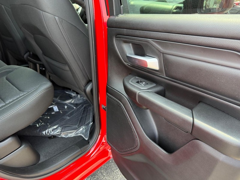 Ram 1500 Vehicle Full-screen Gallery Image 14