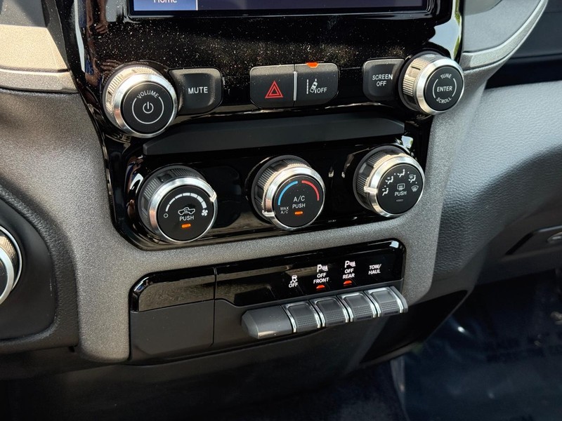 Ram 1500 Vehicle Full-screen Gallery Image 24