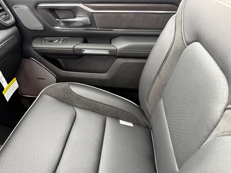 Ram 1500 Vehicle Full-screen Gallery Image 26