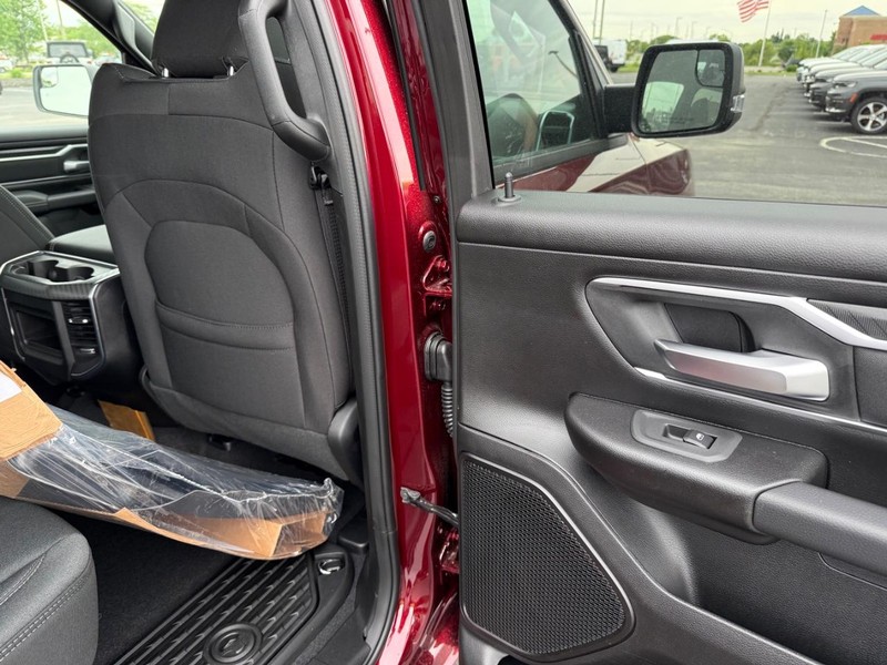 Ram 1500 Vehicle Full-screen Gallery Image 12