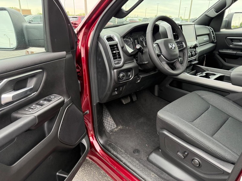 Ram 1500 Vehicle Full-screen Gallery Image 17